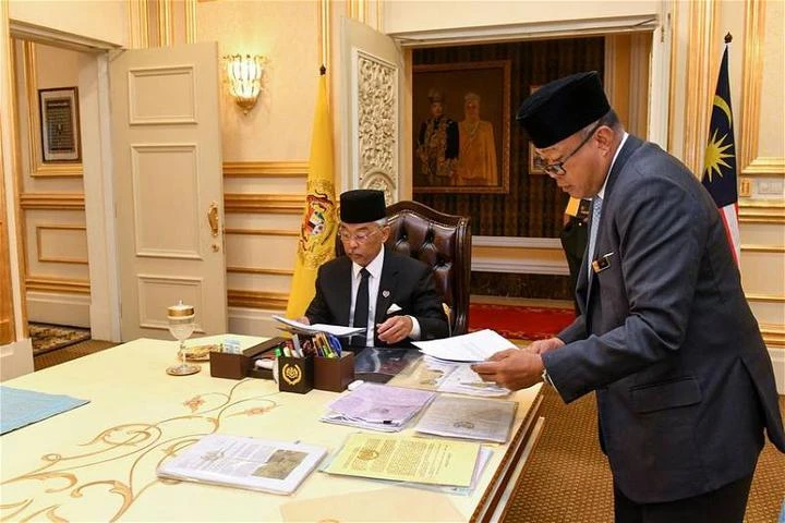 婆羅洲之旅結束後　元首親閱沙砂人民請願書