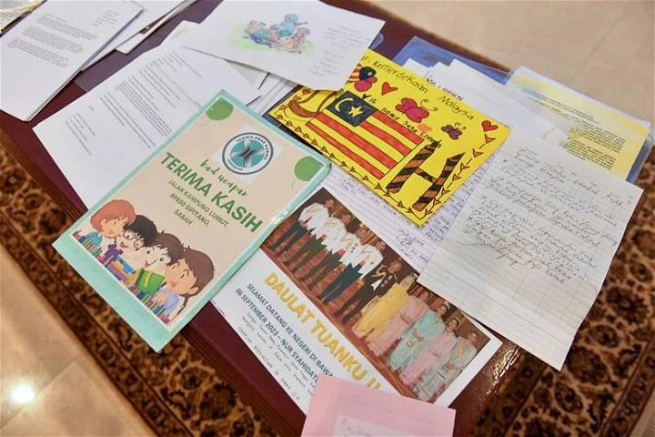 婆羅洲之旅結束後　元首親閱沙砂人民請願書