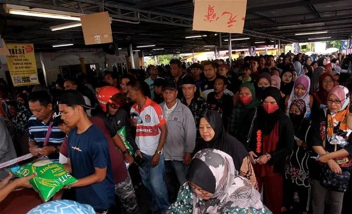 1令吉買5公斤白米　千人排隊搶購