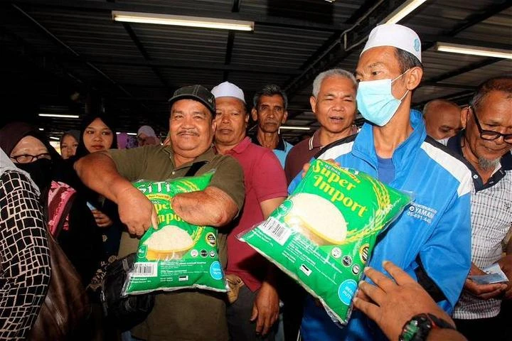 1令吉買5公斤白米　千人排隊搶購