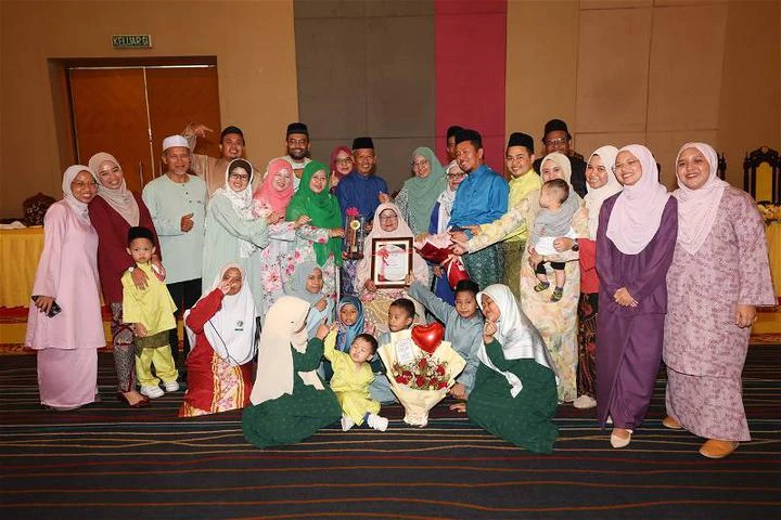 「再窮也不能窮教育」　巫婦養育8子女成才獲霹蘇丹頒獎表揚