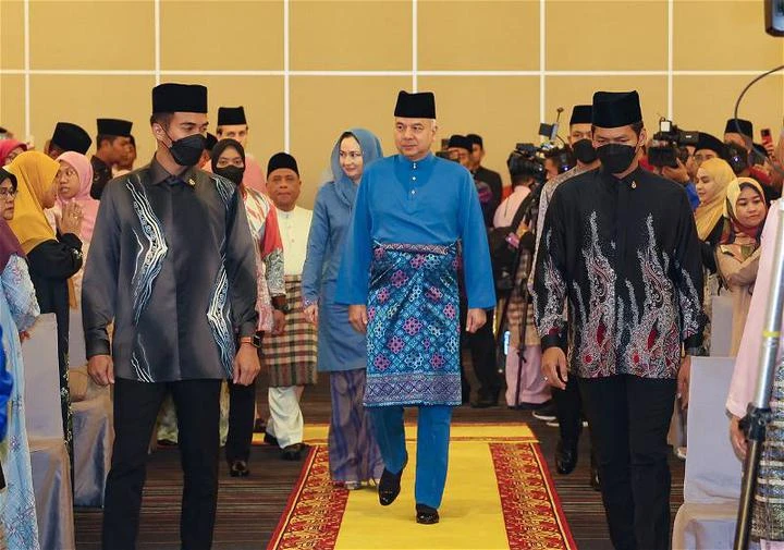 「再窮也不能窮教育」　巫婦養育8子女成才獲霹蘇丹頒獎表揚