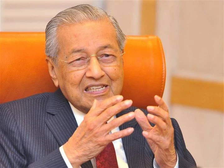 挑戰安華出示「斂財論」證據遇挫　馬哈迪申請遭駁回及需付2000堂費