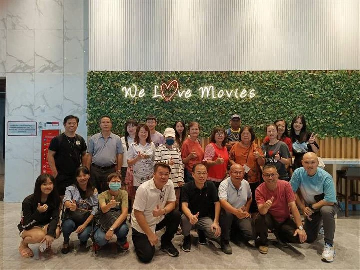 邱孝利與民眾一同看《孤注一擲》　盼民眾提高警惕