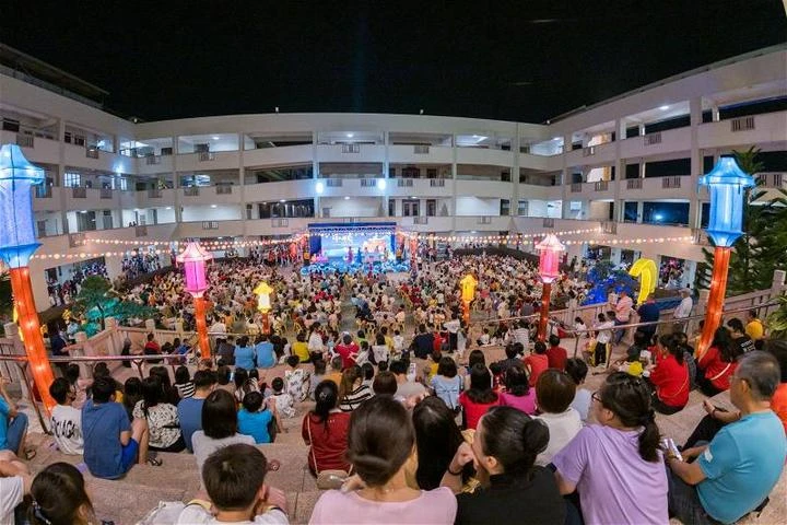 新馬寺逾千人共慶中秋佳節