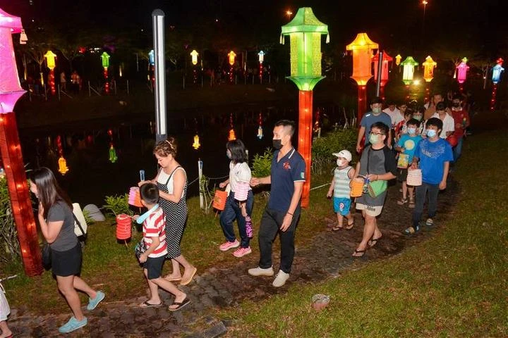 新馬寺逾千人共慶中秋佳節