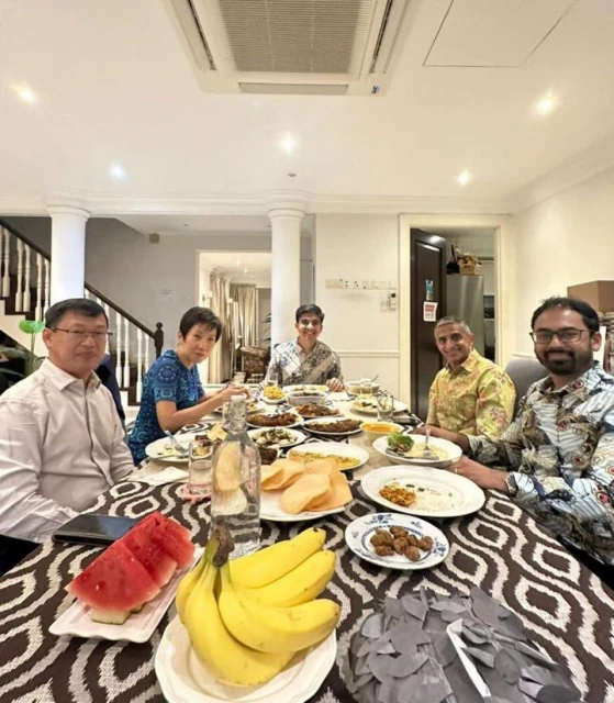 賽沙迪化身型男主廚　親自下廚招待新國部長傅海燕