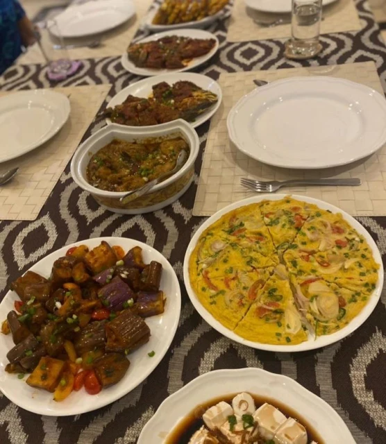 賽沙迪化身型男主廚　親自下廚招待新國部長傅海燕