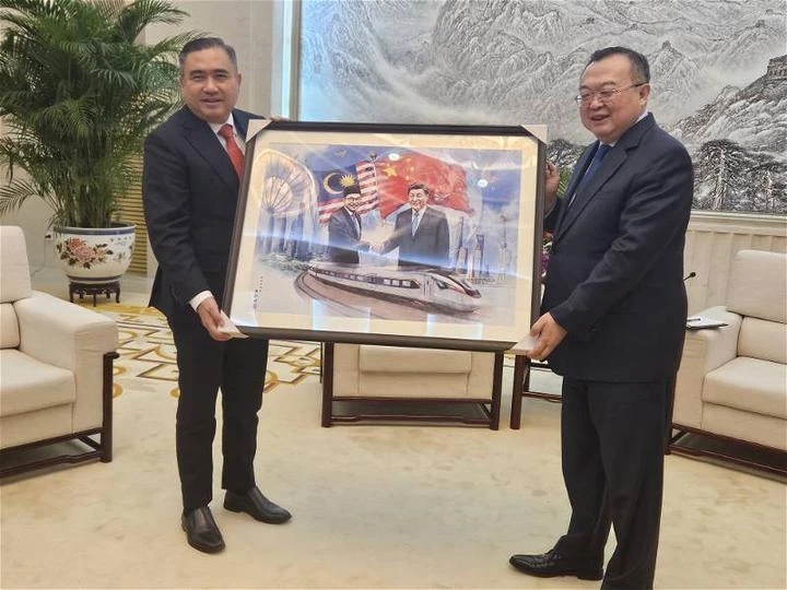 陸兆福會見劉建超　贈送《馬中鐵路情誼》畫作