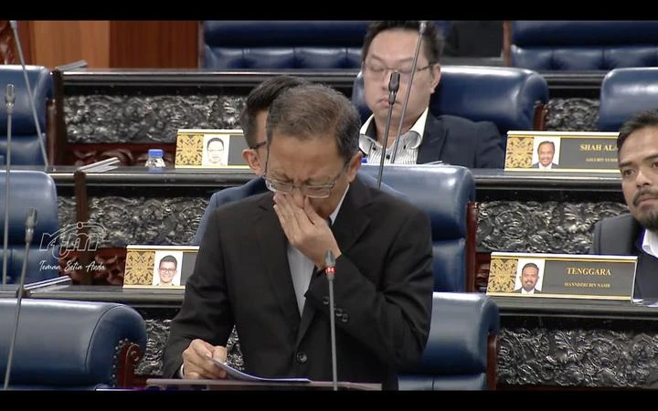 嘆病態工程讓人民苦不堪言　藍眼議員淚灑議會廳