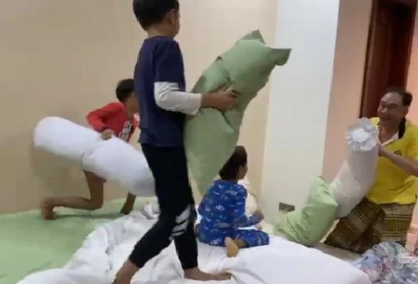 和孫子打枕頭戰享受天倫之樂 安華:一點都不累!