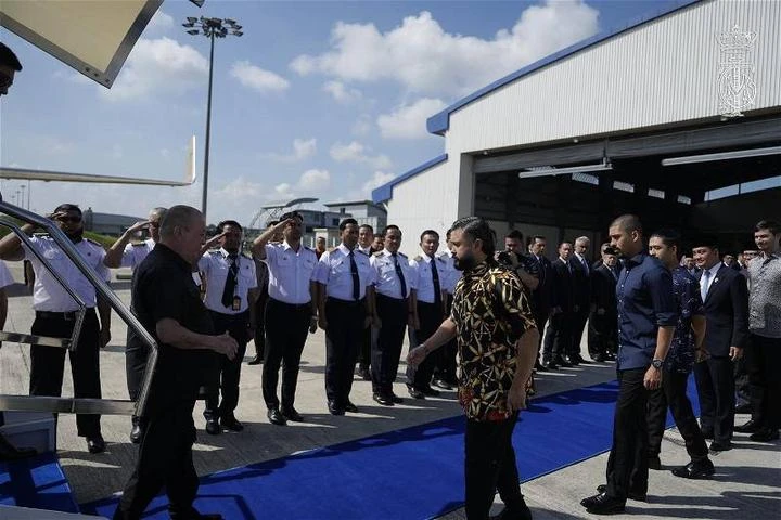 柔蘇丹出任第17任國家元首　今返回柔州獲子民夾道歡迎