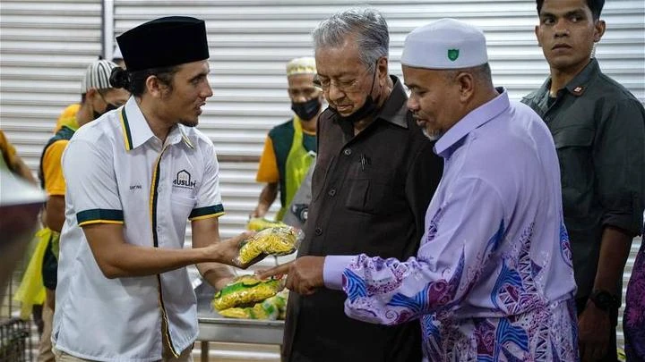 馬哈迪對巫裔企業用機械生產食品感自豪 