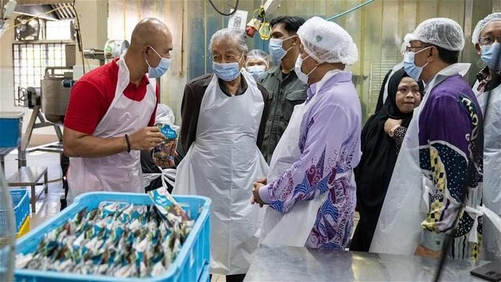 馬哈迪對巫裔企業用機械生產食品感自豪 