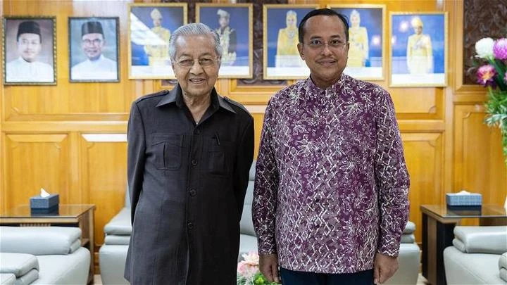 馬哈迪對巫裔企業用機械生產食品感自豪 