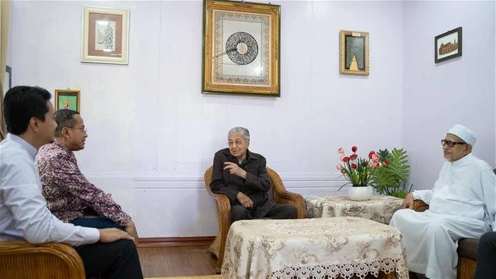 馬哈迪對巫裔企業用機械生產食品感自豪 