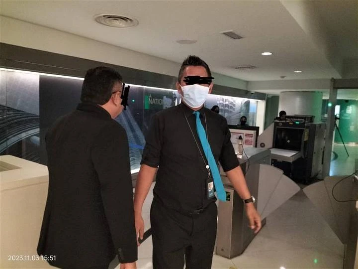 優先讓外國人進入國油雙塔樓天橋引不滿　職員：我有權決定讓哪個顧客先進入