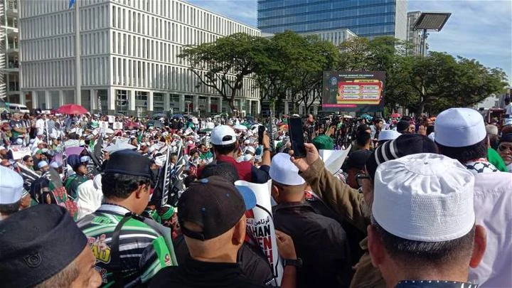 律師母女挑戰丹伊刑法違憲案司法審核今聆審　逾千名國盟支持者聚集布城司法宮捍衛伊法