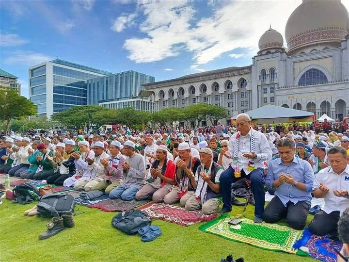 律師母女挑戰丹伊刑法違憲案司法審核今聆審　逾千名國盟支持者聚集布城司法宮捍衛伊法