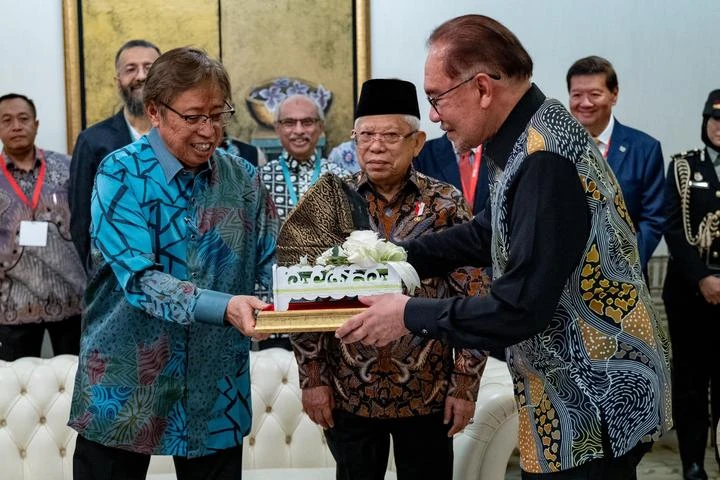 安華：執政一周年政局穩定　砂政盟扮演重要角色