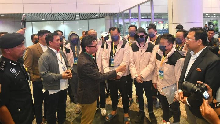 121獲救豬仔料凌晨回國 外交副部長親迎接