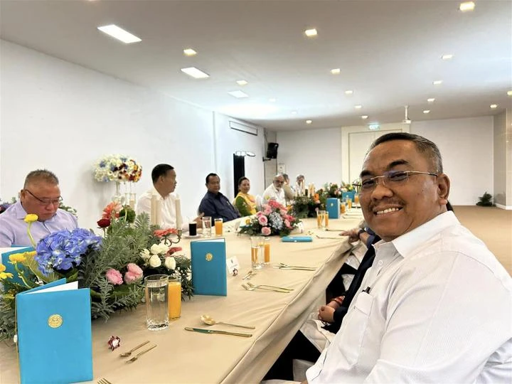 反駁張慶信「吃兩盤不懂國際禮儀」論　沙努西：是服務生自動送上來的！