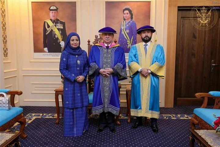 柔佛蘇丹獲敦大頒機械工程榮譽博士學位