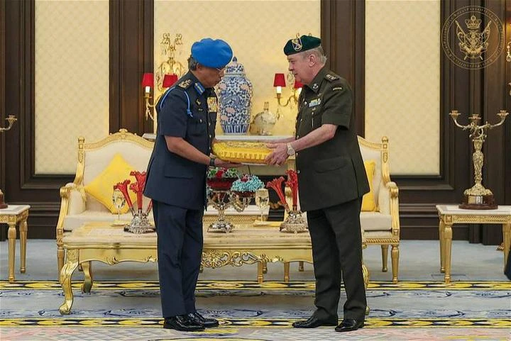 國家元首與柔蘇丹互授王室勳章　元首後獲授柔王室一級勳章