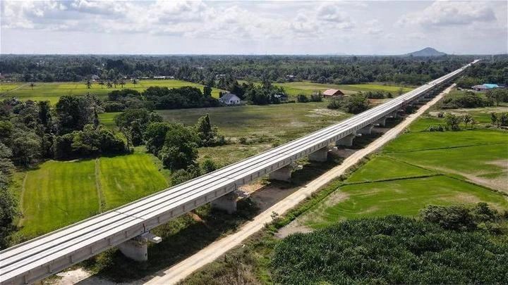 元首明主持軌道安裝儀式　東鐵2027年1月開通