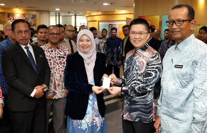 今午到教育打卡上任　黃家和：2天前宣誓後立馬投入副教長工作