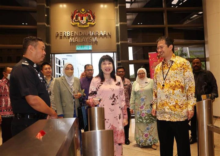 將竭盡全力協助2財長　林慧英財政部打卡到任