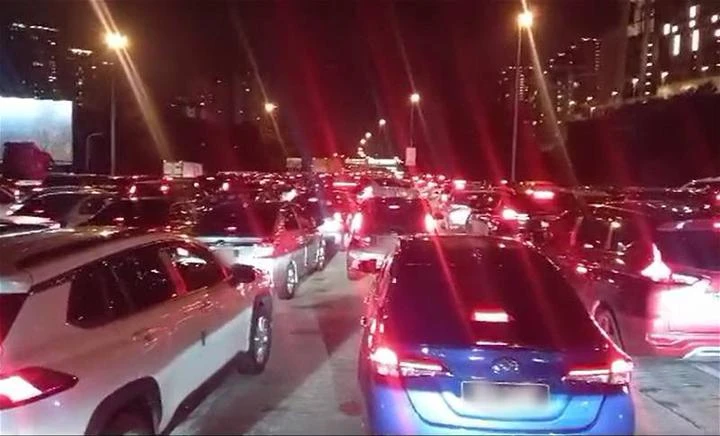 大批民眾為歡慶聖誕湧入城內　大道大塞彷如停車場，民眾車內慶倒數