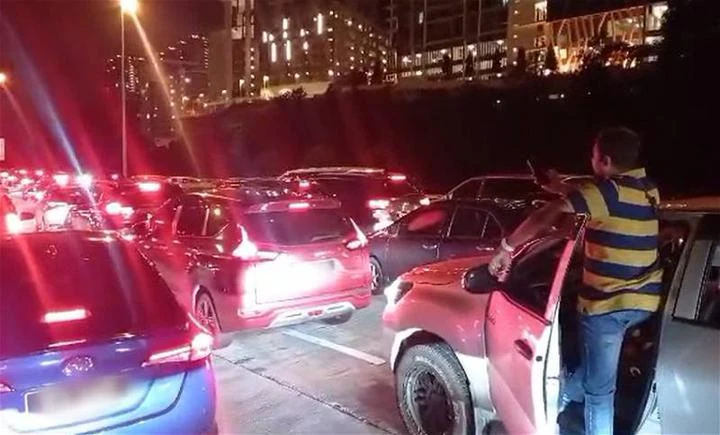 大批民眾為歡慶聖誕湧入城內　大道大塞彷如停車場，民眾車內慶倒數