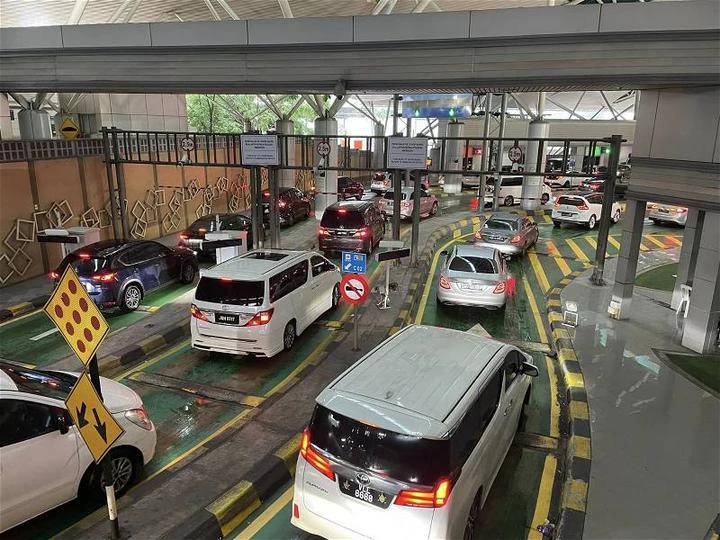 聖誕長周末最後一天　馬新關卡通關車龍再現