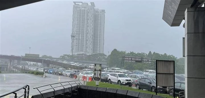 聖誕長周末最後一天　馬新關卡通關車龍再現