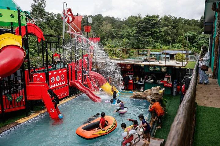 孩子愛玩水上活動　男子花數十萬住家後方打造水上樂園