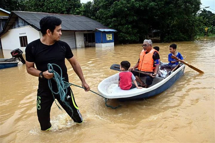水災災黎自救　青年為父母推船5公里