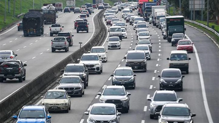 假期結束遊子陸續返城 加叻大道往KL出現7公里長車龍