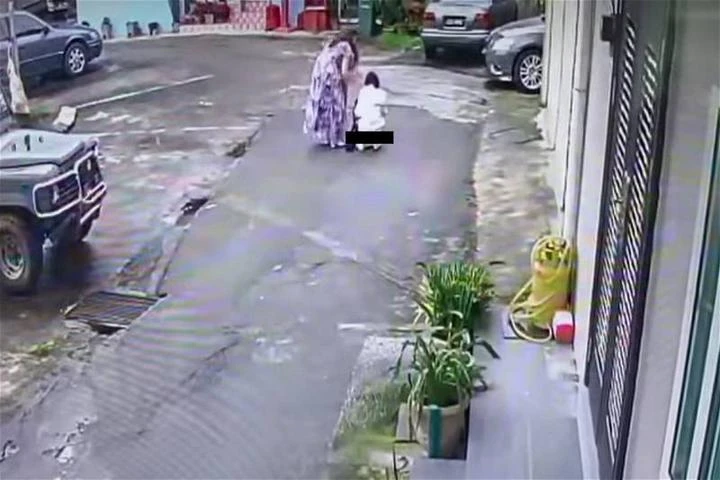 人有三急 女子在他人屋前就地大便