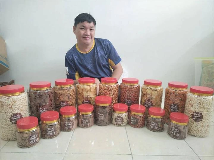 「你給我錢,我不接受」 身障男自力更生靠賣餅乾零食賺錢