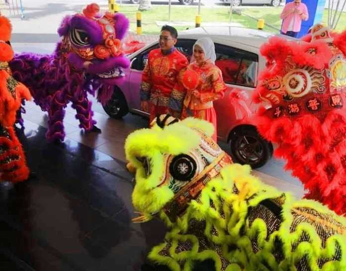 穿龍鳳馬褂邀舞獅表演 馬來新人婚宴大放異彩