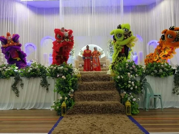 穿龍鳳馬褂邀舞獅表演 馬來新人婚宴大放異彩