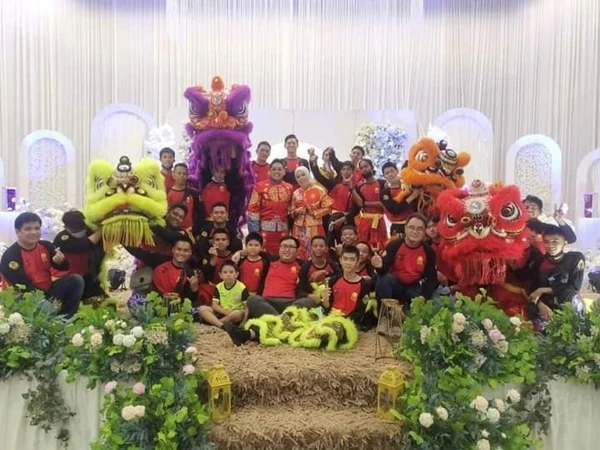 穿龍鳳馬褂邀舞獅表演 馬來新人婚宴大放異彩