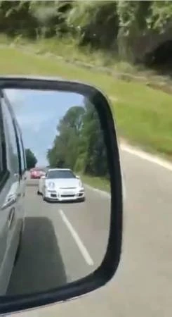 多輛獅城跑車危險超車　哥打丁宜警方促車主現身助查