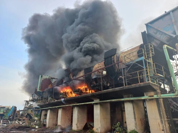 荒廢木材加工廠燒燬