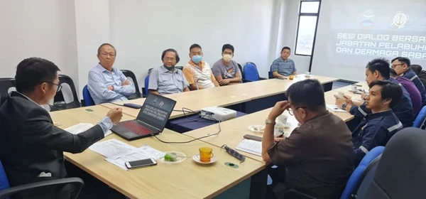 港務局不接受「跑腿」更新船牌 邱慶洲：或致延誤引不便