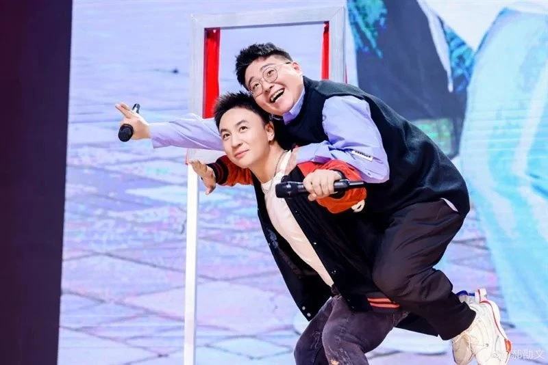 郝劭文剛求婚成功　昔日搭檔釋小龍被拍路邊抽菸、飆髒話