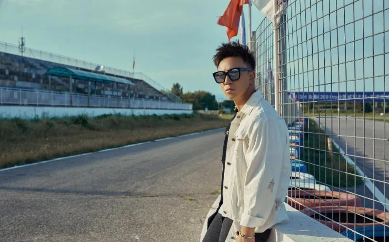 郝劭文剛求婚成功　昔日搭檔釋小龍被拍路邊抽菸、飆髒話