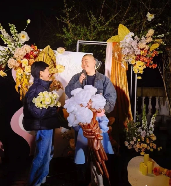 郝劭文剛求婚成功　昔日搭檔釋小龍被拍路邊抽菸、飆髒話