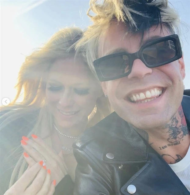 曬巴黎鐵塔下求婚照　艾薇兒收愛心鑽戒甜喊：我願意！